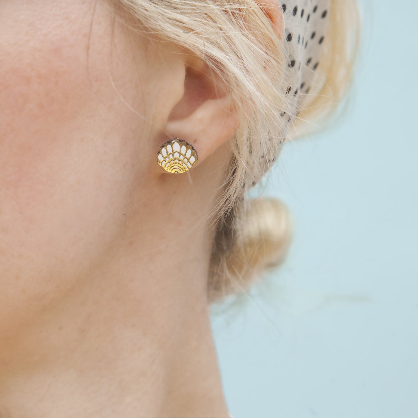 small seashell stud earrings, white leather, model